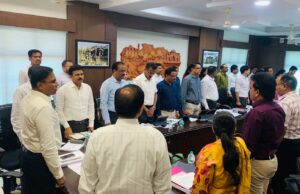 जिल्हाधिकारी कार्यालयात ‘वंदे मातरम्’ राष्ट्रीय गीताचे सामुहिक गायन