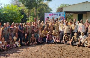 शेगावयेथील भिरडे लॉन मध्ये विकास स्वास्थ योग फाउंडेशन व ज्यूस जर्नी ग्रुप शेगाव यांच्या माध्यमातून प्राकृतिक रंगाचे होळी धुळवळ मंगळवारी साजरी करण्यात आली