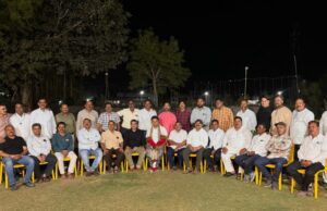 नगरसेवक शैलेन्द्रदादा पाटील यांचा शालेय मित्रांकडून भव्य सत्कार