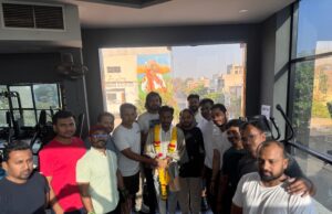 फिटनेस क्लबमध्ये चित्रकार रवी इंगळे यांचा गुणगौरव