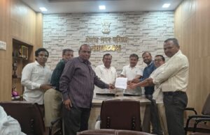 प्रभाग क्र. 9 मधील पाणीटंचाई, रस्त्यांची दुरवस्था व ड्रेनेज कामांमुळे नागरिक त्रस्त; नगर परिषदेकडे निवेदन